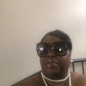 Meet your Posher, Mioshi